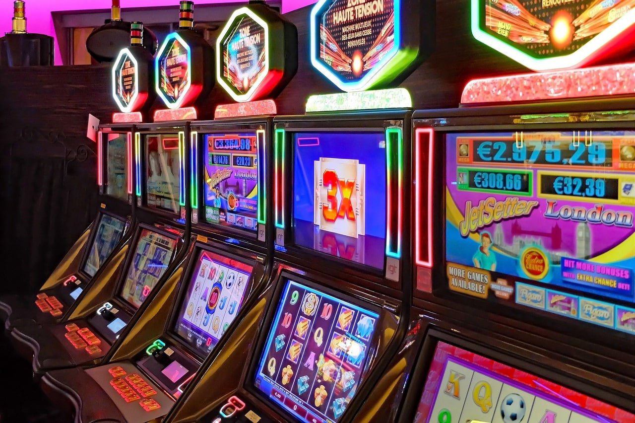 Live dealer baccarat table streamed on a Filipino player's mobile phone via jili7 login